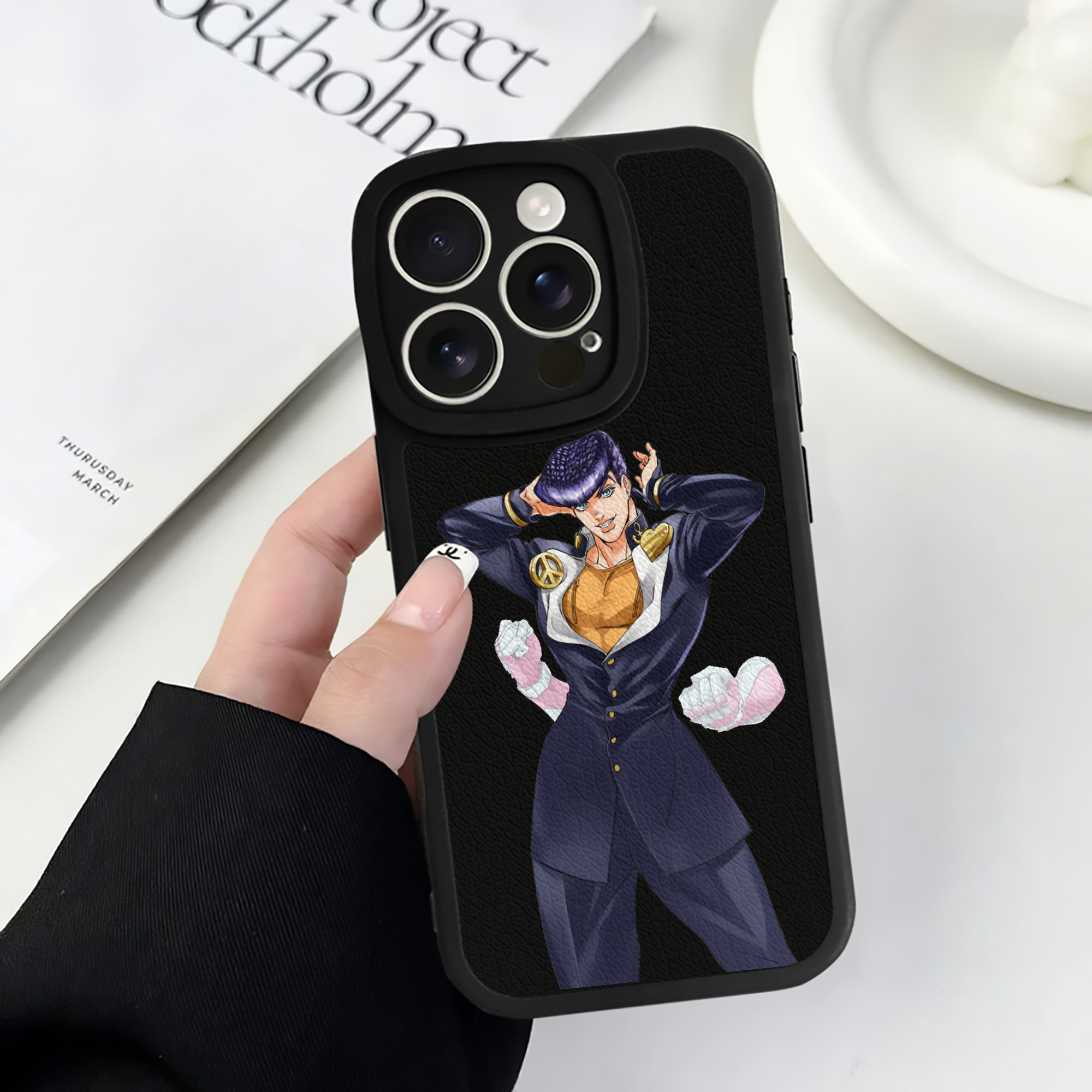 （画像用） ジョジョの奇妙な冒険 ひがしかた じょうすけ JoJo's Bizarre Adventure Higashikata Josuke 【iPhone 16シリーズ対応】シリコンスマホケース（レザー調） 材質：シリコン